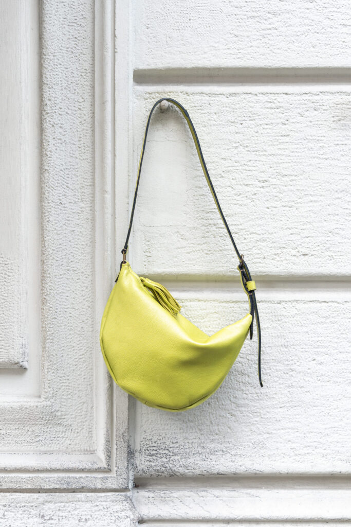 Moon bag pelle lime metallizzata Susan Santi